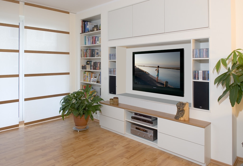 Die Komplettlösung
Klar strukturierte Wohnwand mit Regalböden, Schrankfläche und dem zentral hängenden Fernseher. Viel Platz und Stauraum bei 0 % Chaos.